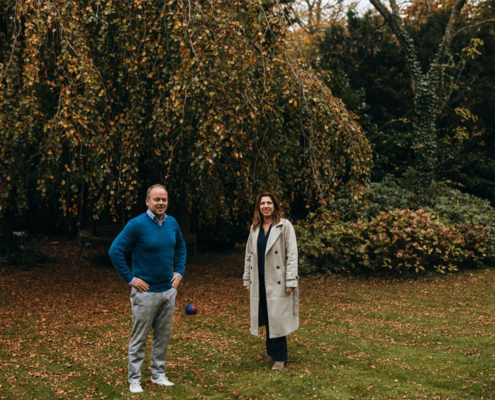 Foto van twee mensen in een grote tuin.