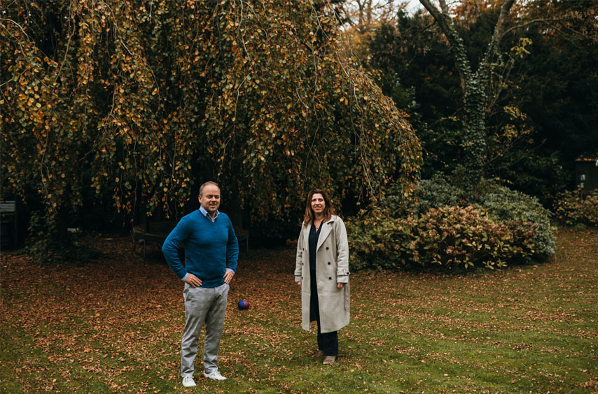 Foto van twee mensen in een grote tuin.